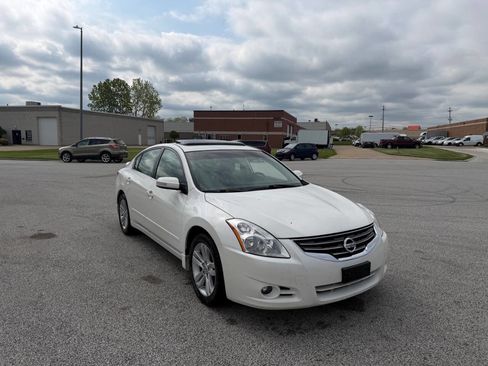 Used 2010 Nissan Altima 3.5 SR w/ Premium Pkg FWD image 6