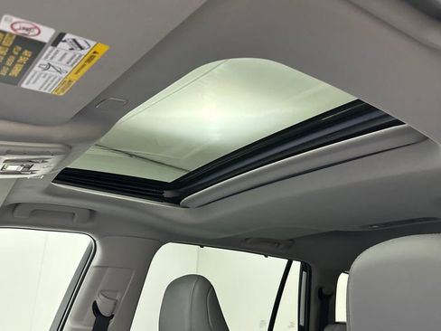 Used 2023 Toyota Highlander Bronze Edition image 19