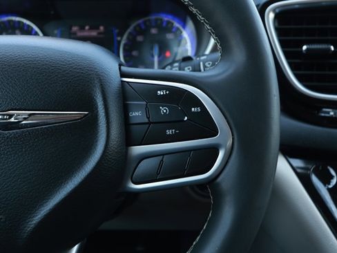 Used 2023 Chrysler Voyager LX FWD image 14