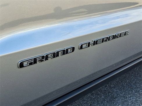 Used 2021 Jeep Grand Cherokee Limited image 31