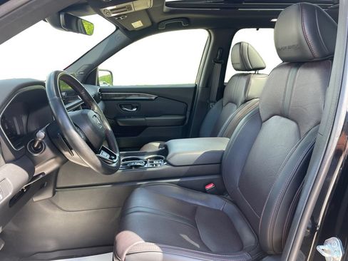 Used 2025 Honda Pilot Black Edition image 17