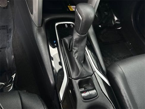 Certified 2022 Toyota Corolla Cross XLE image 28