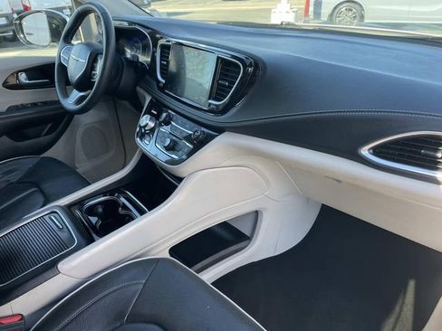 Used 2023 Chrysler Pacifica Limited image 35