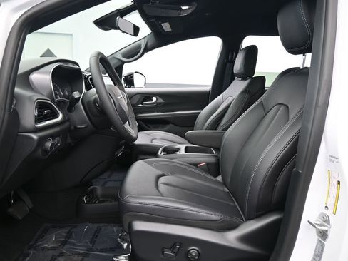 Used 2026 Chrysler Voyager LX image 11