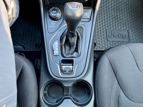 Used 2019 Jeep Cherokee Latitude w/ Cold Weather Group image 24