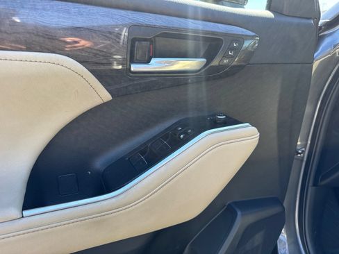 Used 2023 Toyota Highlander Limited AWD/4WD image 11