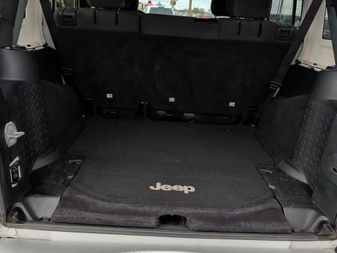 Used 2017 Jeep Wrangler Unlimited Sahara image 29