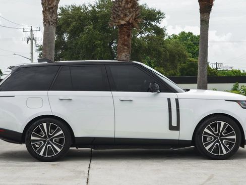 Used 2025 Land Rover Range Rover SE image 9