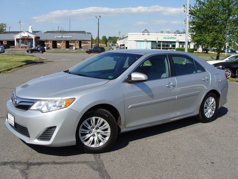 Used 2014 Toyota Camry LE FWD image 3