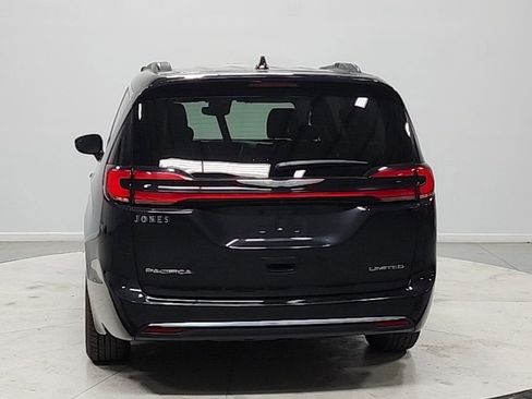 Used 2023 Chrysler Pacifica Limited FWD image 6