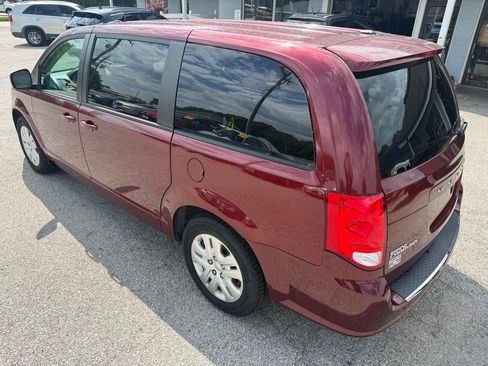 Used 2018 Dodge Grand Caravan SE w/ UConnect Hands-Free Group FWD image 8