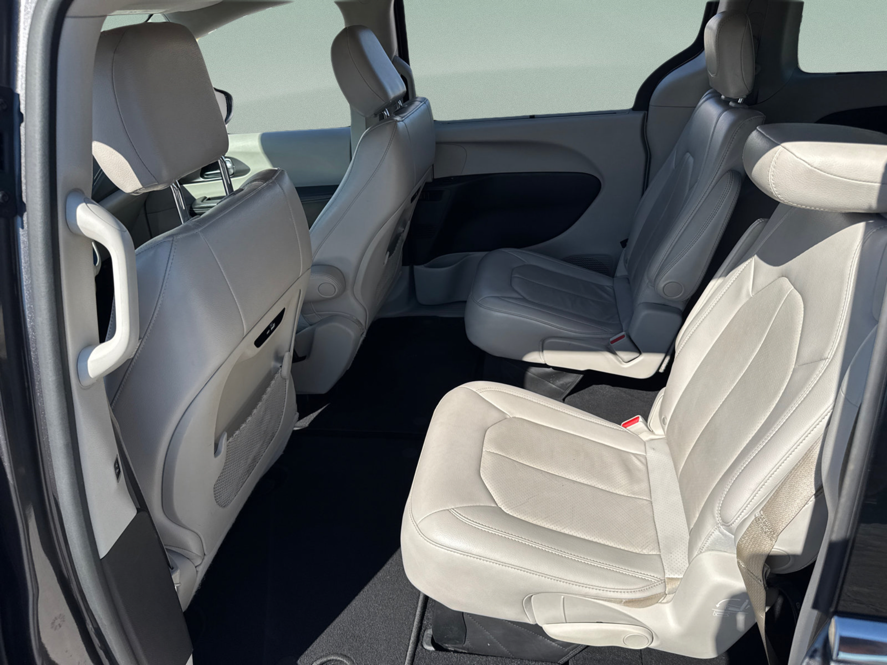 Used 2021 Chrysler Pacifica Touring-L FWD image 9