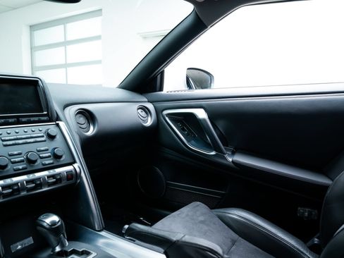 Used 2009 Nissan GT-R Premium AWD/4WD image 11