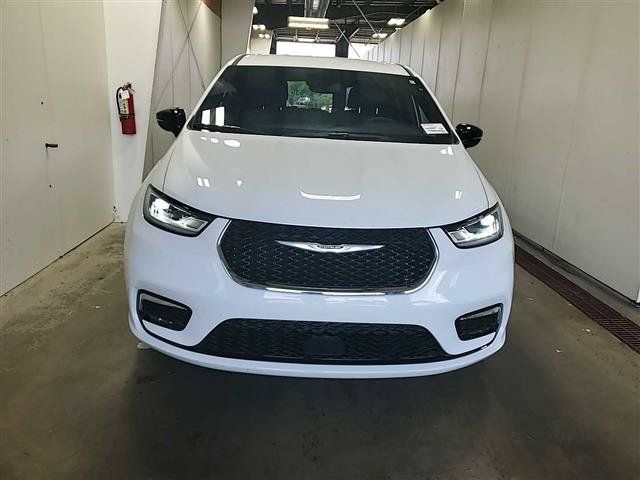 Used 2025 Chrysler Pacifica Select FWD image 3