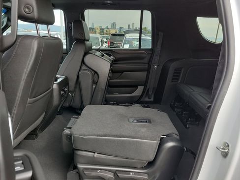 Used 2023 Chevrolet Suburban Z71 image 16