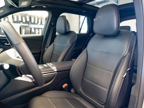 Used 2025 Mercedes-Benz GLC 300 4MATIC image 24
