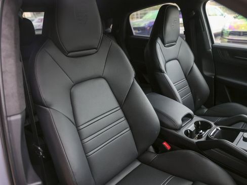 Certified 2026 Porsche Cayenne Turbo GT AWD/4WD image 33