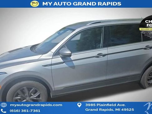 Used 2023 Volkswagen Tiguan SE AWD/4WD image 2