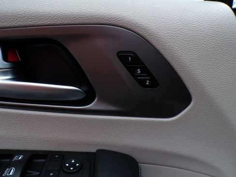 Used 2023 Chrysler Pacifica Touring-L FWD image 12