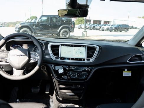 New 2026 Chrysler Voyager LX image 20