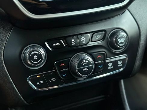 Used 2019 Jeep Cherokee Limited w/ Technology Group AWD/4WD image 14