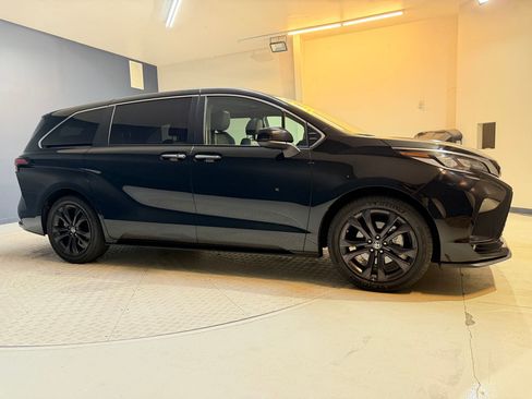Used 2023 Toyota Sienna XSE FWD image 7