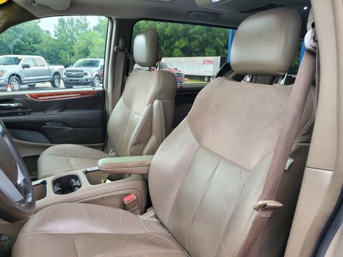 Used 2014 Chrysler Town & Country Limited w/ Luxury Group FWD image 11