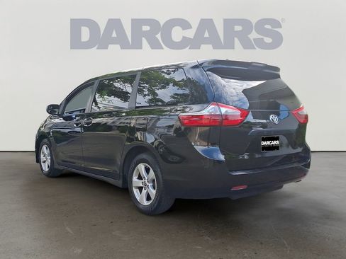 Used 2020 Toyota Sienna L image 4