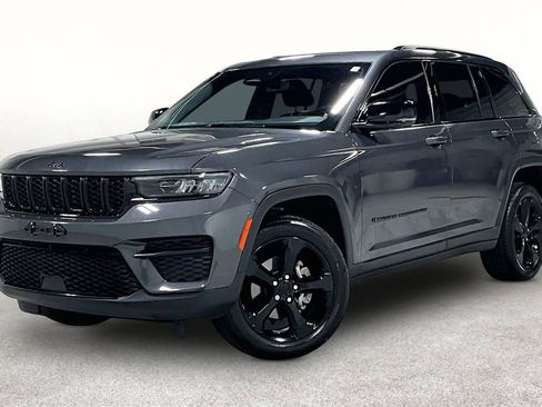 Used 2022 Jeep Grand Cherokee Altitude AWD/4WD image 14