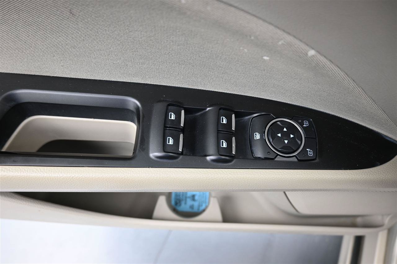 Used 2017 Ford Fusion SE w/ Fusion SE Technology Package FWD image 14