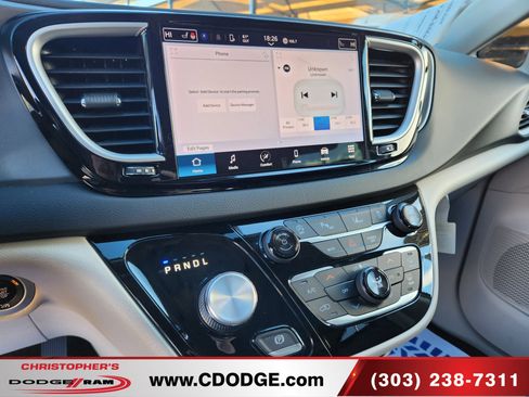 Used 2022 Chrysler Pacifica Touring-L image 14