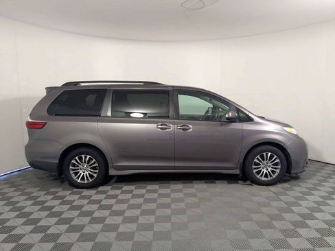 Used 2020 Toyota Sienna XLE w/ XLE Navigation Package FWD image 4