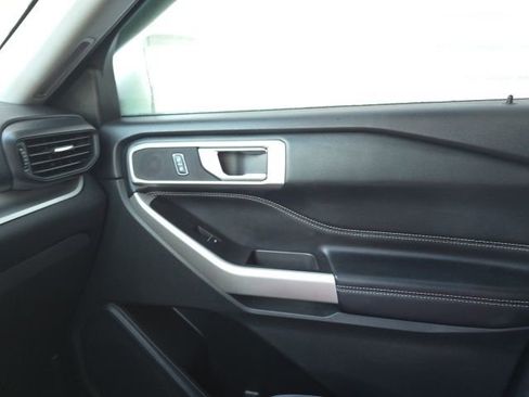 Used 2022 Ford Explorer XLT image 14