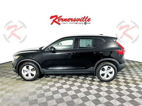 Used 2022 Volvo XC40 T4 Momentum image 4