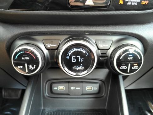 Used 2022 Hyundai Venue SEL FWD image 38