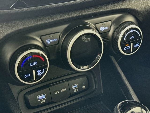 Certified 2024 Hyundai Venue Limited FWD image 18