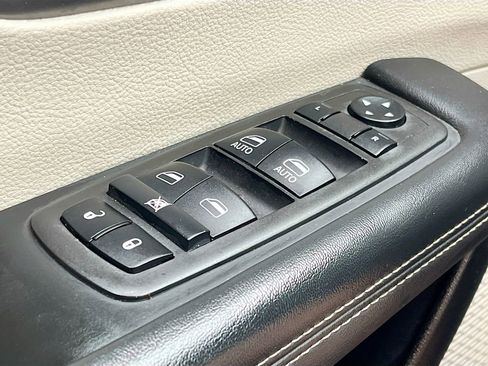 Used 2024 Chrysler Pacifica Touring-L image 17