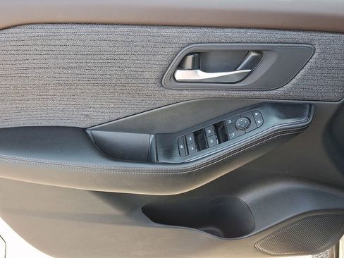 Used 2023 Nissan Rogue SV image 12