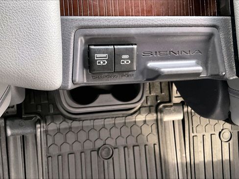 Used 2021 Toyota Sienna XLE FWD image 32