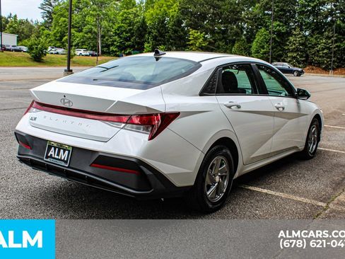 Used 2025 Hyundai Elantra SE FWD image 6