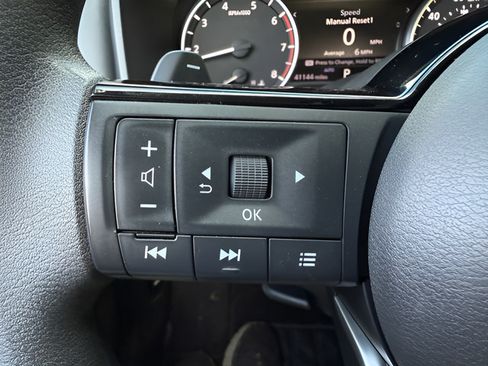 Used 2022 Nissan Rogue SV AWD/4WD image 15