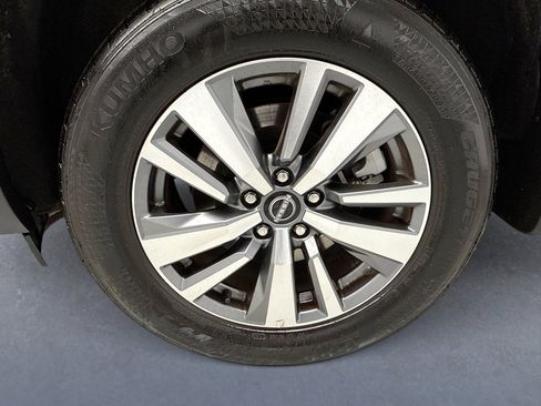 Used 2024 Nissan Pathfinder SL w/ Black Appearance Package image 24