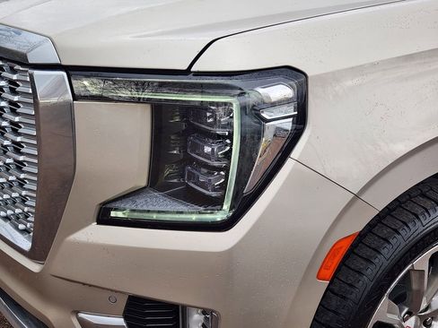 Used 2022 GMC Yukon XL Denali image 8