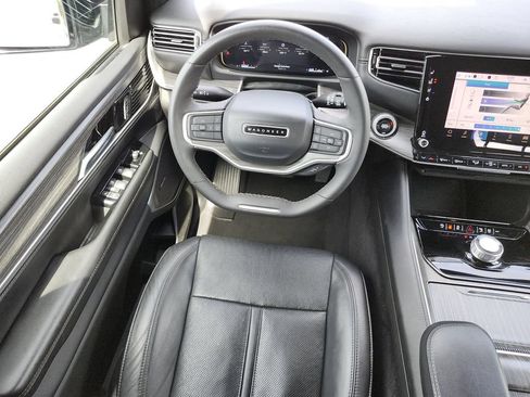 Used 2024 Jeep Wagoneer L Series II w/ Flexible Seating Group RWD image 15