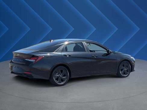 Used 2022 Hyundai Elantra SEL w/ Preferred Accessory Package FWD image 3