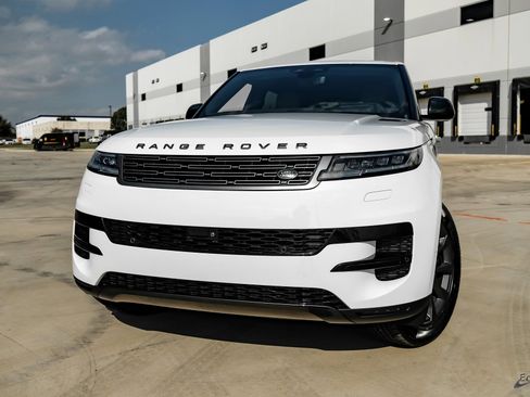 Used 2024 Land Rover Range Rover Sport SE image 3