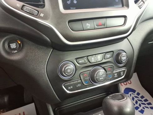 Used 2019 Jeep Cherokee Trailhawk w/ Cold Weather Group AWD/4WD image 20