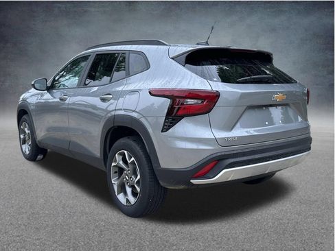 Used 2025 Chevrolet Trax LT w/ LT Convenience Package FWD image 7
