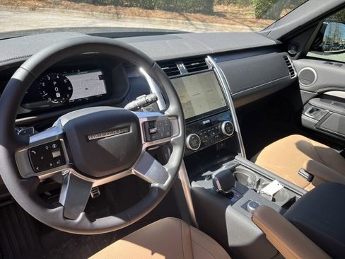 Certified 2025 Land Rover Discovery Dynamic SE image 6