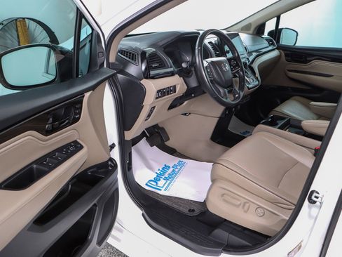Used 2023 Honda Odyssey Elite image 3